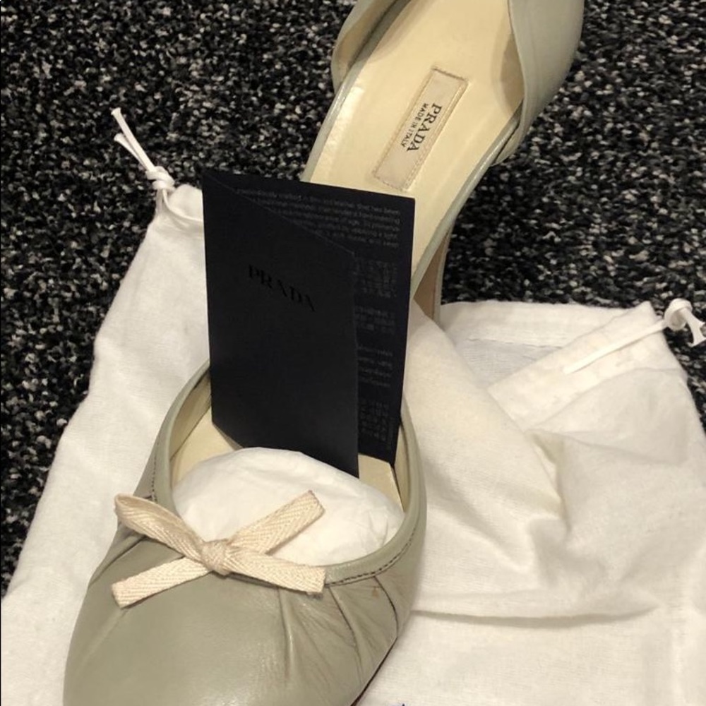 GENUINE PRADA GREY LEATHER PUMPS W/ GROSGRAIN BOW